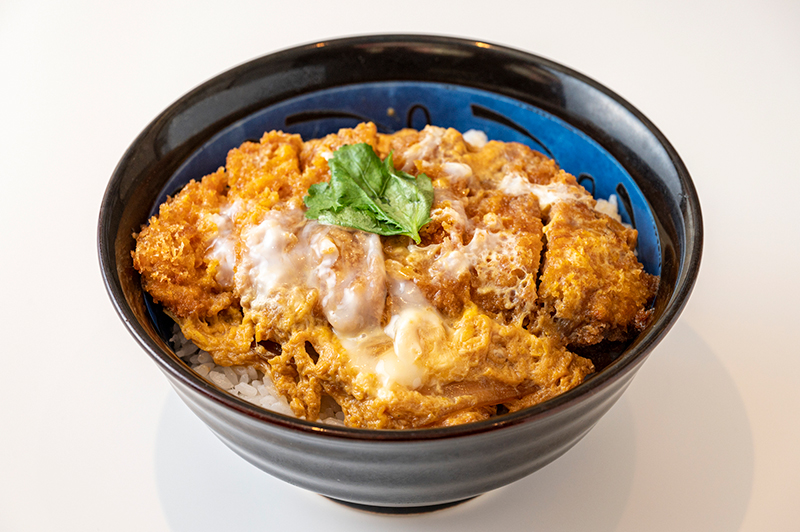 朝起きたらすぐにカツ丼を食べる（写真／PIXTA）