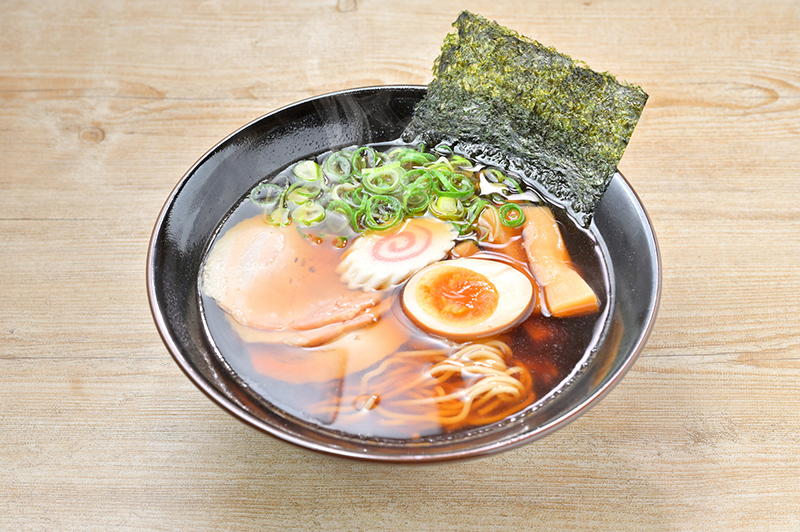 朝からラーメンを食べる（写真／PIXTA）