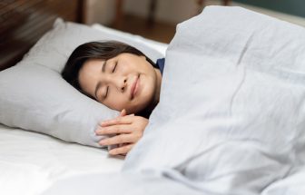 《進化する睡眠の常識》「眠れなくてもベッドで体を休ませる」「二度寝は足りない睡眠時間を補うもの」は間違いだった？医師が解説