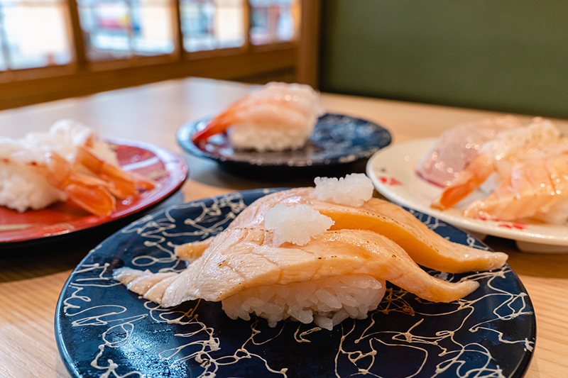 お昼は回転寿司（写真／PIXTA）