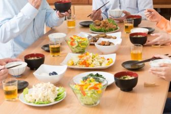 《原材料費高騰の影響も》卵、乳製品、調味料…メーカー側の都合で本物そっくりに作られた「代替食…