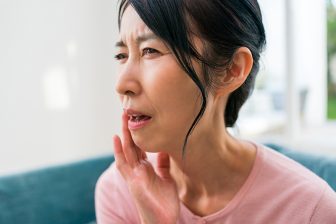 歯科医ら9人の名医が明かした【絶対やらない歯のNG習慣】「スマホを見ながらの“ながら磨き”はしない」「ダラダラ食べはしない」「硬すぎる歯ブラシは使わない」