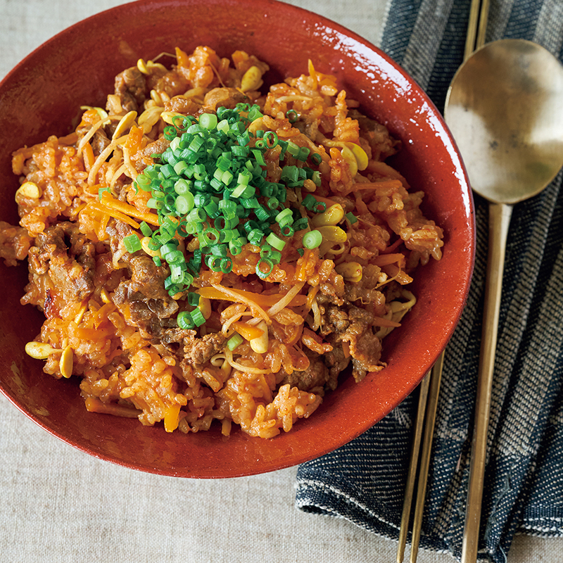 「豆もやしとにんじん、牛肉のビビンバ風ご飯」