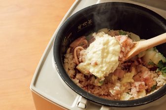 《秋の味覚を堪能》洋風にアレンジした炊き込みご飯レシピ9つ　バターご飯やケチャップライスも！