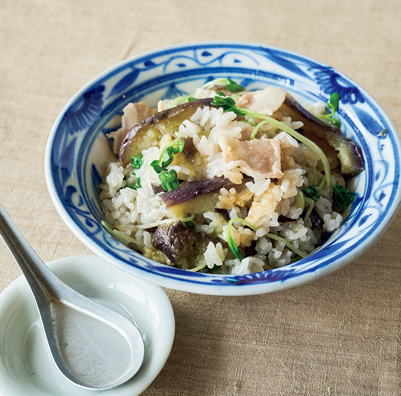 「秋なすと貝割れ菜の豚バラエスニックご飯」