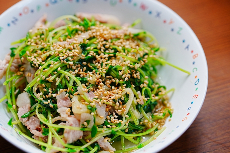 ビタミンEや葉酸なども含んでいる豆苗（写真／photoAC）