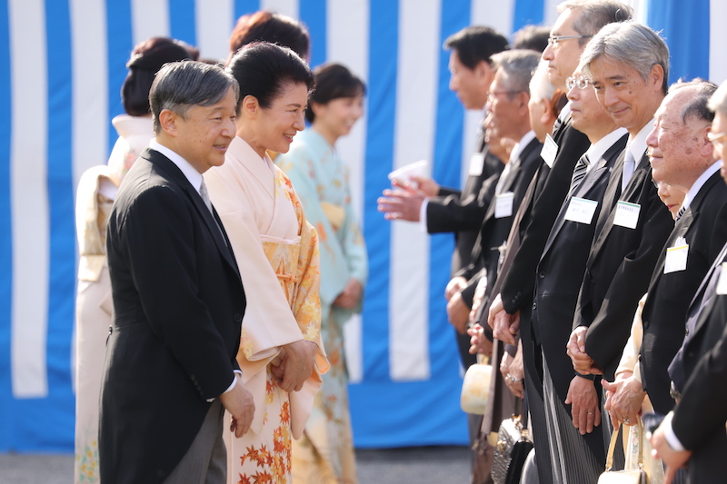 秋の園遊会にて談笑される天皇皇后両陛下