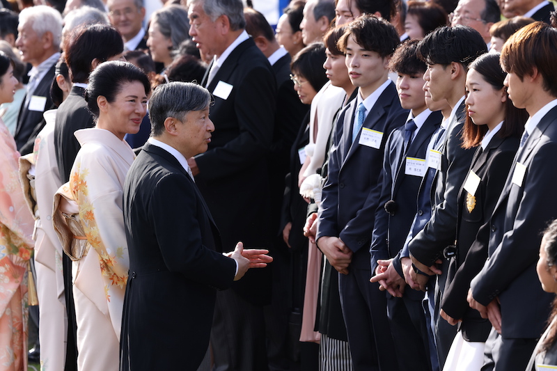 オリンピック選手らとお話される天皇皇后両陛下（2024年10月30日、撮影／JMPA）