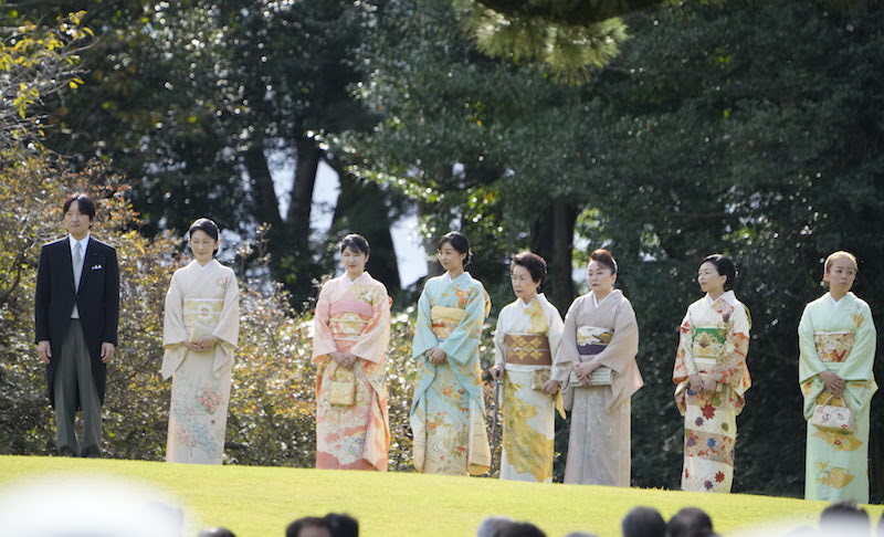 赤坂御用地に集まった和服姿の女性皇族の面々と秋篠宮殿下