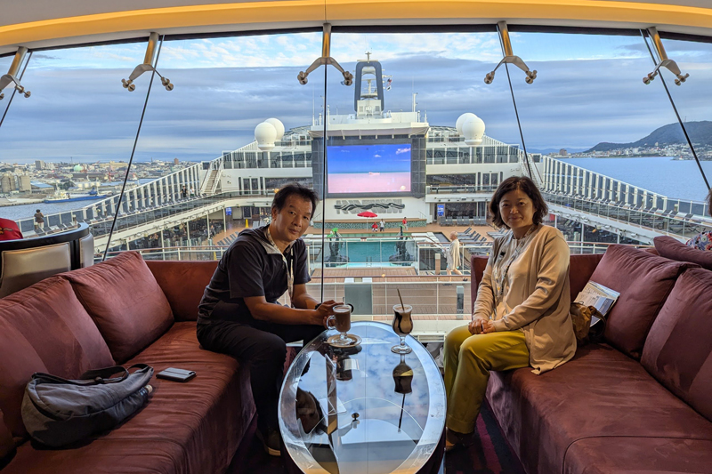 「今日はどこで何を飲もう？」というのが楽しみに（写真はお気に入りのスカイラウンジ。眺望が最高です）