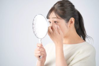 コンタクトをつけたまま寝たら目に張り付いてしまった…目に負担をかけないためにはどうしたらいい…