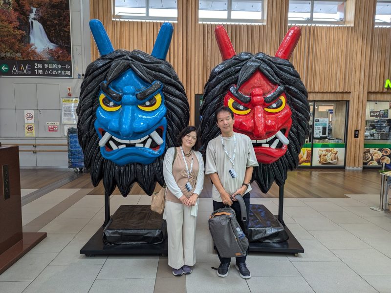 秋田駅構内にはフォトスポットにいい場所も。なまはげと記念撮影