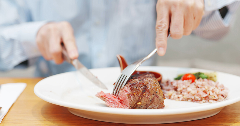 体重を減らさないために肉を食べている（写真／PIXTA）