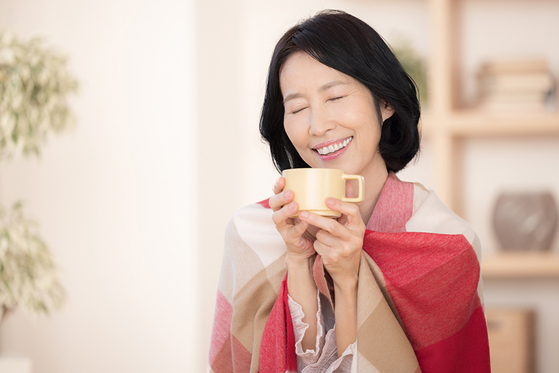 温かい飲み物を飲むのも効果的（写真／PIXTA）