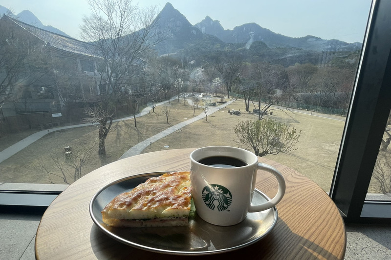 ピカピカに磨かれた大きな窓から眺める北漢山