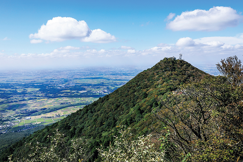 させない女体山と男体山からなる筑波山。山頂からは関東平野が一望でき、天気がよければ富士山も望める。