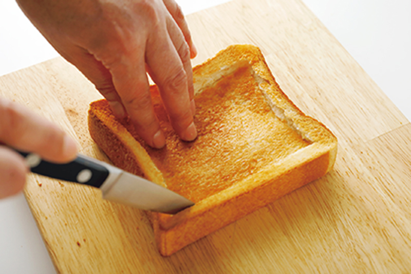 食パンにくぼみを作っている