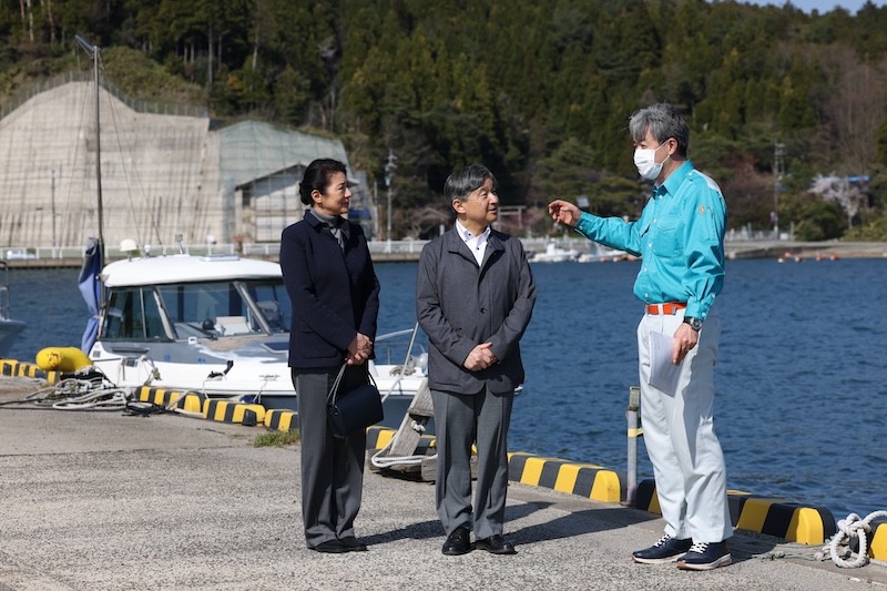 2024年4月、能登半島地震で被災者を見舞うため、石川県穴水町、能登町を訪問された天皇皇后両陛下