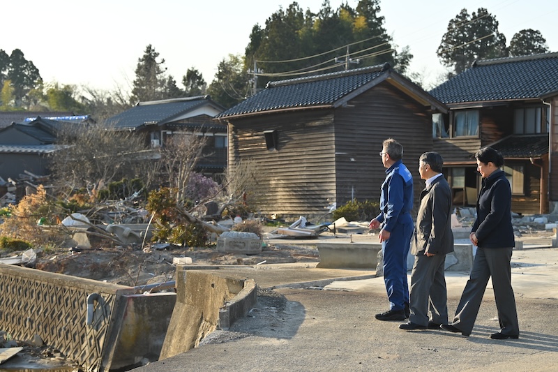 2024年4月、能登半島地震で被災者を見舞うため、石川県穴水町、能登町を訪問された天皇皇后両陛下