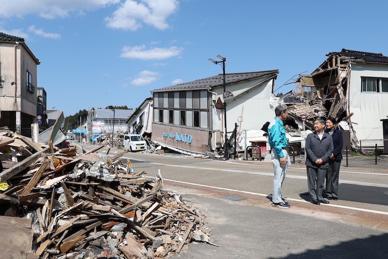 2024年4月、能登半島地震で被災者を見舞うため、石川県穴水町、能登町を訪問された天皇皇后両陛下