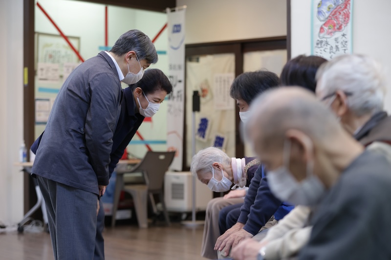 2024年4月、能登半島地震で被災者を見舞うため、石川県穴水町、能登町を訪問された天皇皇后両陛下