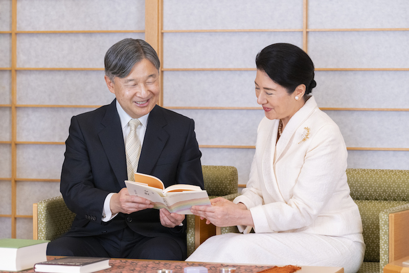 笑顔でお話をされる天皇皇后両陛下（2024年12月9日、写真／宮内庁提供）