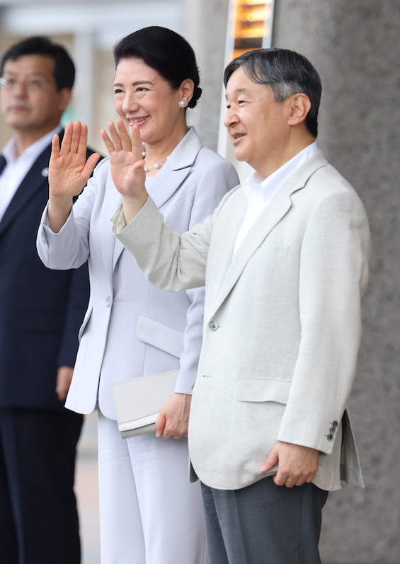 集まった人々に手を振られるお二人（2024年10月6日、写真／JMPA）