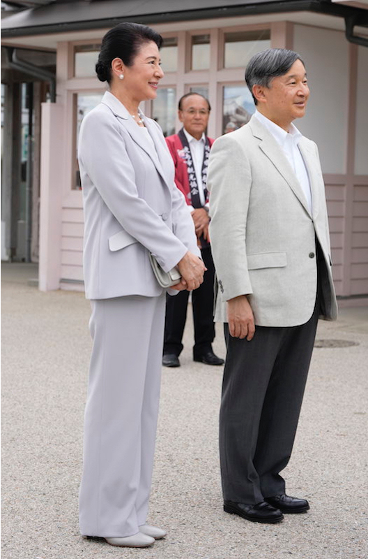 駅舎前で鹿島市長らの出迎えを受けるお二人（2024年10月6日、写真／JMPA）