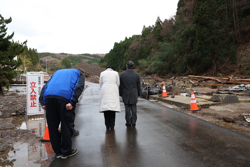 川の氾濫で大きな被害が出た現場を訪ねられた天皇皇后両陛下