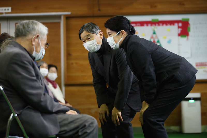 避難所の市内の中学校をご訪問の天皇皇后両陛下