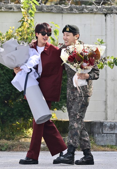 BTSのJIN（左）とJ-HOPE（右）（写真／AFLO）