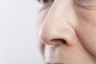 《老け顔は鼻にあり》加齢とともに大きくなる鼻、7割が対策せず…自覚しづらい“鼻の肥大化”の原因と防ぐための生活術