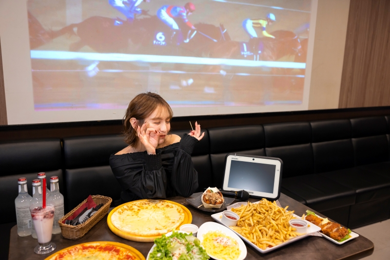 温かい場所で食べて飲んで見る楽しみ。