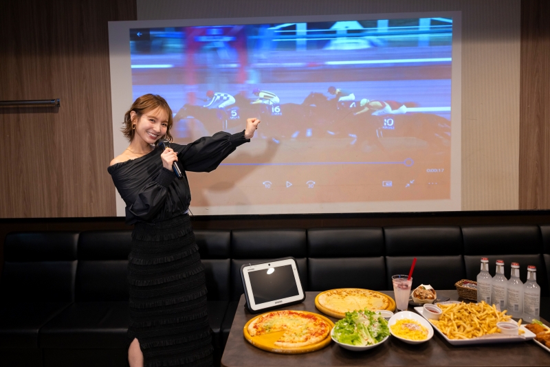 カラオケBOXでマイク片手に競馬鑑賞。