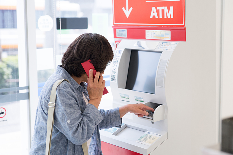 老後に備えお金を貯めることにやっきになっている人も多いがトラブルにも気をつけたい（写真／PIXTA）