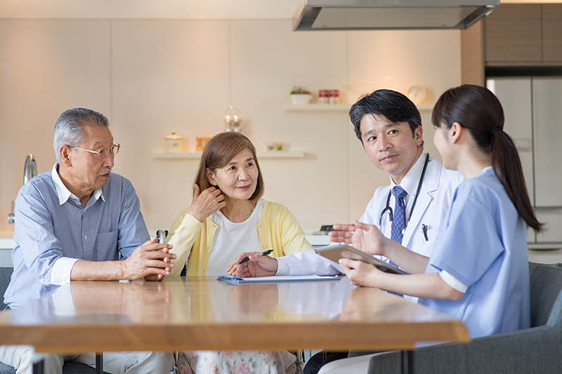 かかりつけ医や訪問看護師との情報交換と相談が重要になる（写真／PIXTA）