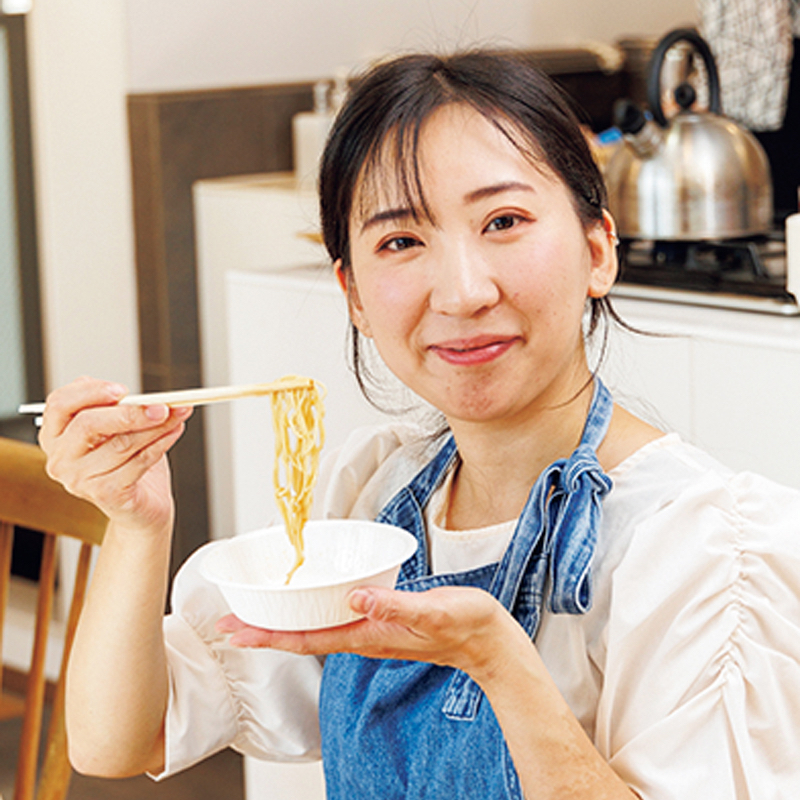 青いエプロンをした女性