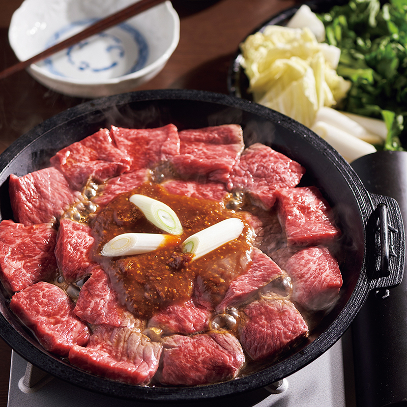 厚切り肉をみそだれで食べる伝統的なすき焼き