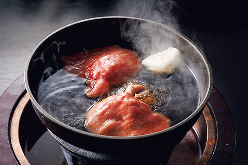 鍋に肉が入っている