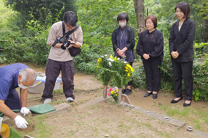 会員の埋葬を行うエンディングセンターのスタッフ。契約すれば埋葬などの「死後支援」を受けられる（写真提供／エンディングセンター）