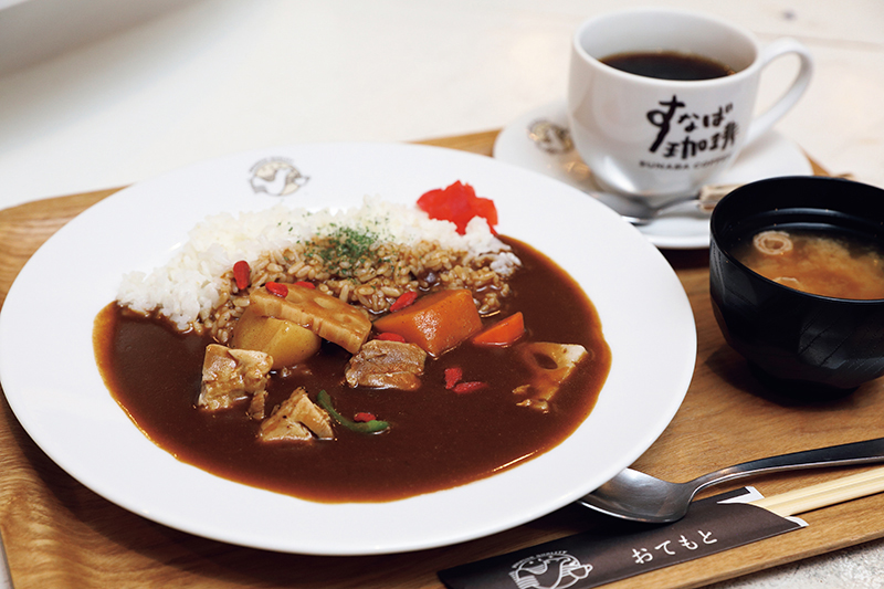 鳥取はカレールーの消費量が日本一。カレー好きな県民をもうならせる『薬膳大山鶏カレー』（864円 ドリンク付き）