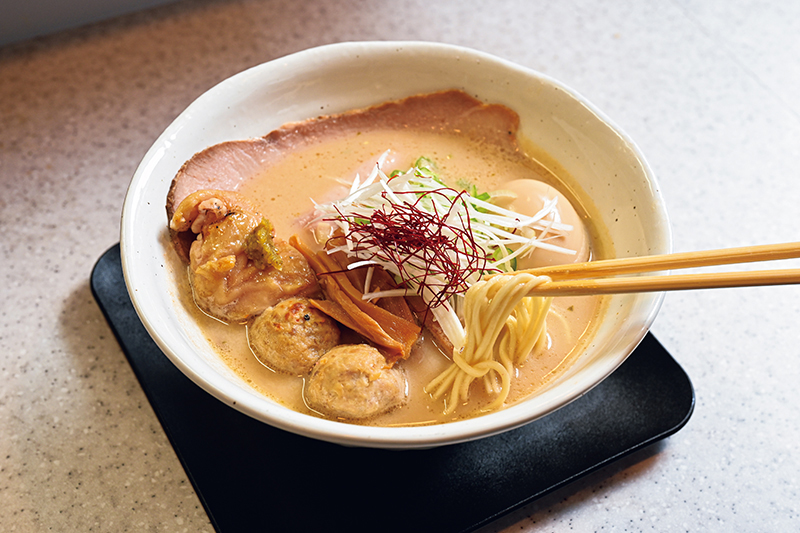 鶏と煮干しと焼きガニの3種類のだしで豆乳を作り、かにみそを合わせた風味豊かな逸品。『蟹to鶏to煮干し白湯中華蕎麦』（1500円）