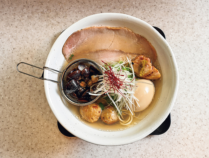 1杯あたり宍道湖しじみが約90個使われている『宍道湖しじみ中華蕎麦（塩）』（1200円）