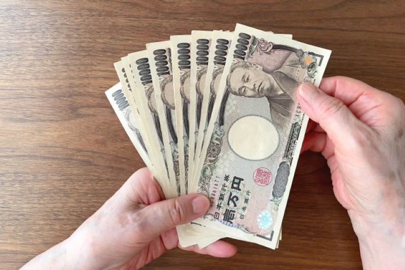 退職金や貯蓄などで多額の資産を持っていることの多いシニアは営業ターゲットになりやすい（写真／photo AC）