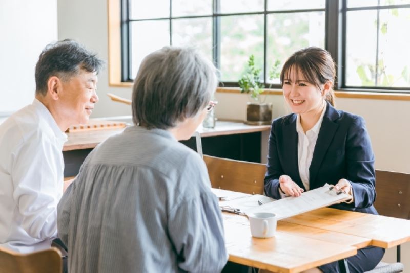 シニア夫婦と相談員