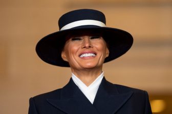 《なぜ8年前より美しいのか》54才になったトランプ大統領夫人「全部アメリカ」で揃えた“紺色”ファッション