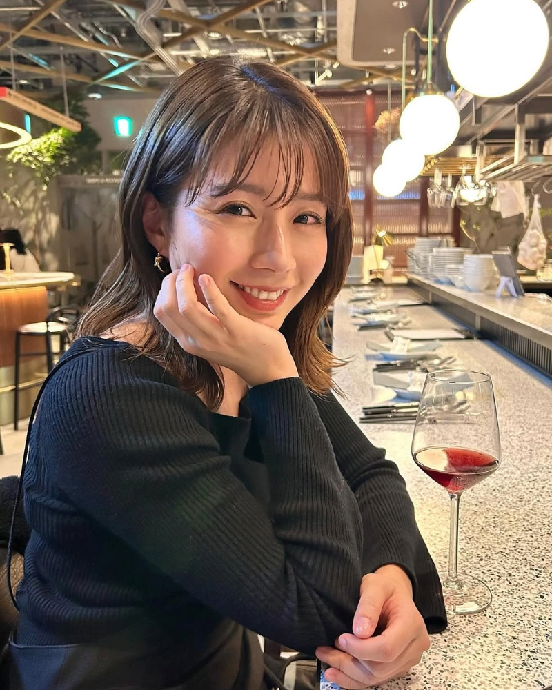 ワインを飲む田中萌アナ（インスタグラムより）