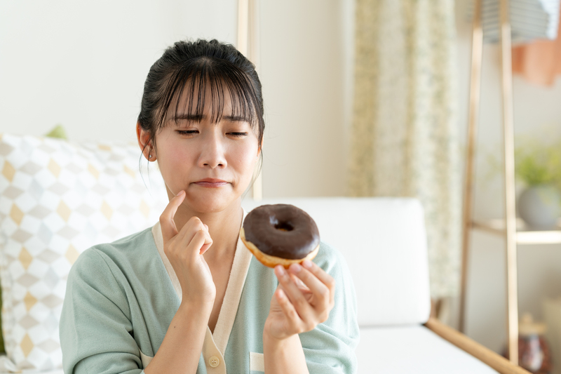 ダイエットを成功させるためには間食を控える必要がある（写真／イメージマート）