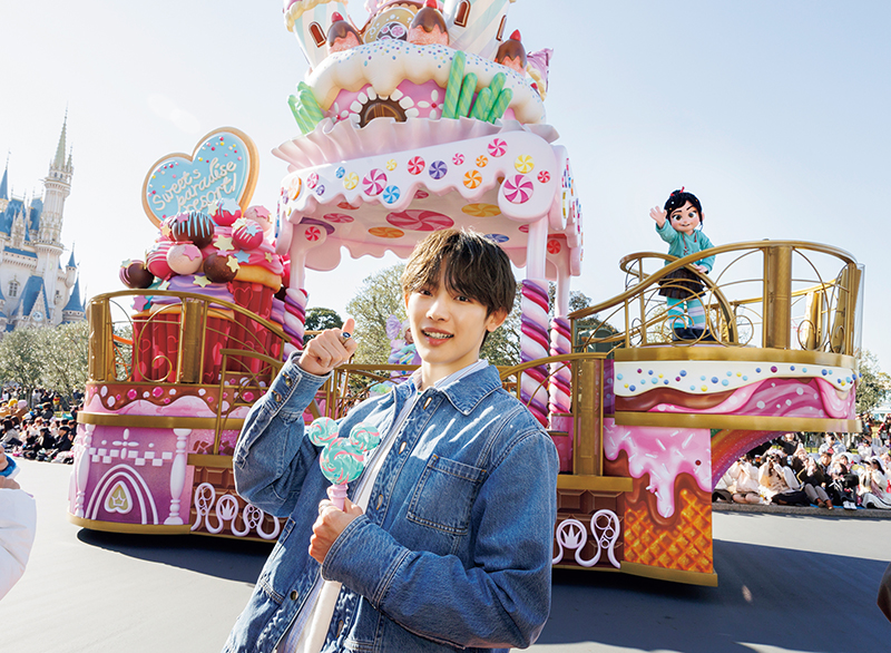 お菓子のお城をイメージしたヴァネロペのフロート（撮影／玉井幹郎）