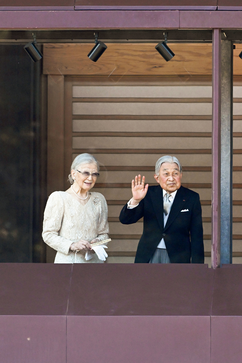 宮殿・長和殿のベランダに立ちお手振りをされた上皇后ご夫妻